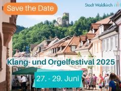 Organ festival on the Waldkirch market square with many visitors. The Kastelburg can be seen in the background. The picture says "Save the Date, Sound and Organ Festival, June 27th to 29th"
