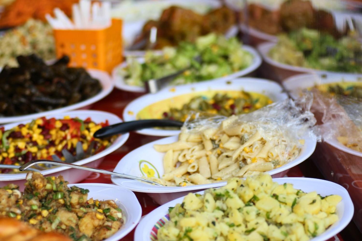 Auf einem Buffet stehen verschiedene Salat. Unter anderem Nudel- und Kartoffelsalat.